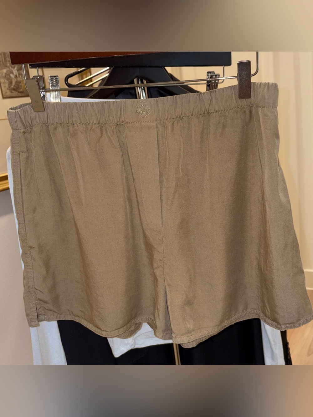 Aritzia Dispatch Short Faded Sun-dried Olive Sz Medium